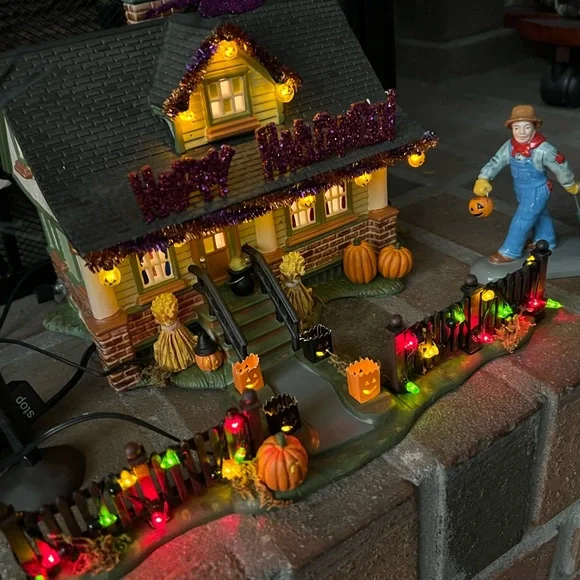 SOLD!!! Dept 56 Halloween "1031 Trick or Treat Drive" Retired - Picture 6 of 17